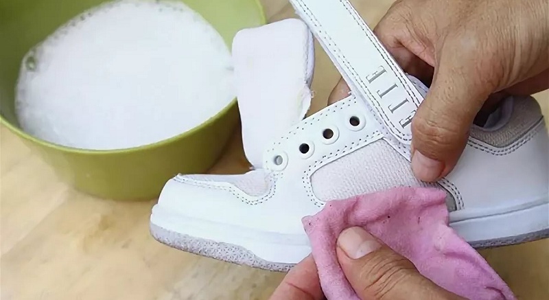 How To Whiten White Sneakers At Home From Yellowness?