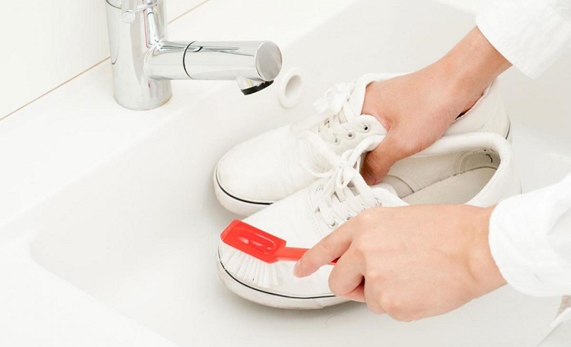 How To Whiten White Sneakers At Home From Yellowness?